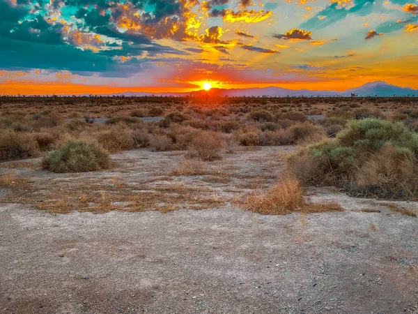 Una Mañana Dramática Amanecer Oeste Desierto Área Seca Montañas Sol —  Fotos de Stock