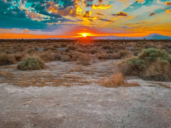 Ein Dramatischer Morgen Sonnenaufgang Westliches Wüstengebiet Trockene Berge Sonnenschein Horizont Stockfoto