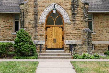 Bir gotik taş kilisesi katolik demir ahşap kapılara tapar eski bir Hıristiyan dua topluluğu binası