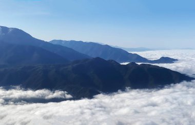 Dağlar bulutlar bulutlar bulutlu dağlar yüksek irtifa mavi gökyüzü yüksek yükseklik sabah havası