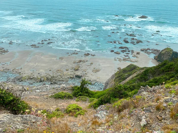 Uma Enevoado Mar Falésias Montanha Caminhadas Trilha Arenoso Praia Penhasco — Fotografia de Stock