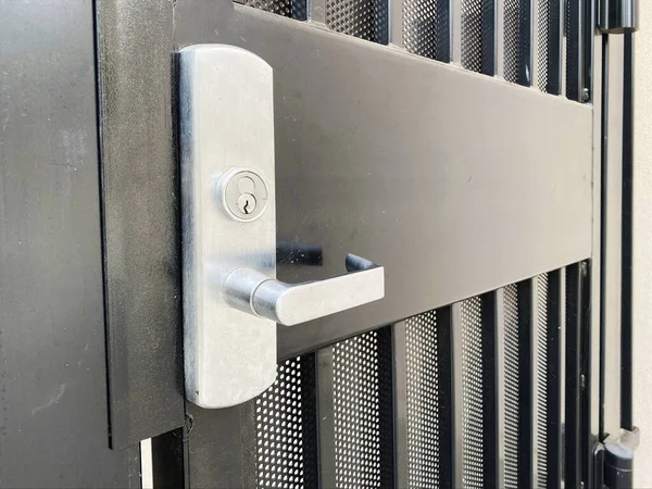 一种隐私门钢锁保护安全门金属钥匙处理工业入口大门保护安全门 — 图库照片