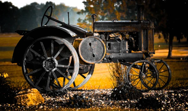 Rostig Vintage Gård Traktor Visas Lantgård Med Ljusa Blommor Tidigt — Stockfoto