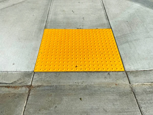 Een Oversteekplaats Voetgangers Loopbrug Kruising Waarschuwing Gehandicapt Gehandicapten Waarschuwing Bijstand — Stockfoto