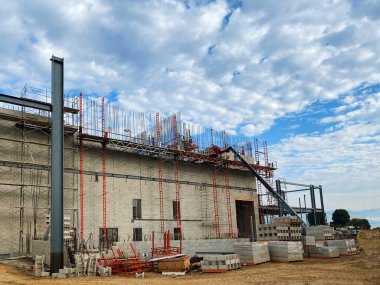 Hava bulutlu yeni inşaat alanı temelleri yapı iskelesi duvarları çelik kiriş yapısını engelliyor