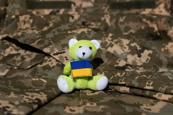 Медведь Тедди Держит Флаг Украины Фоне Военной Формы — стоковое фото