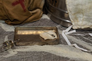 Eski cam şırınga ve değiştirilebilir şırınga.