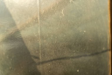 Cam dokusu, çatlak, toz ve çizikler, yakın plan.