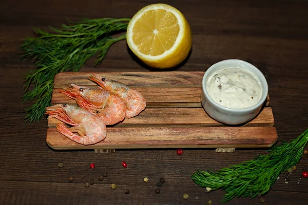 Tasty Fried Prawns Seasoning Lime Wooden Stand — Stock Photo, Image