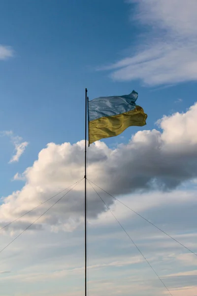 Государственный Флаг Украины Против Голубого Неба — стоковое фото
