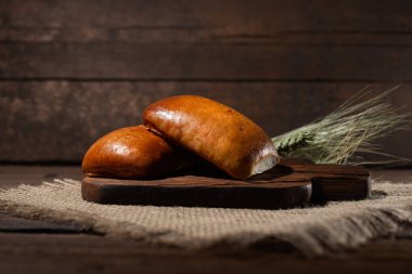 Tahta bir masada nefis ev yapımı turtalar. Ev yapımı pişirme.