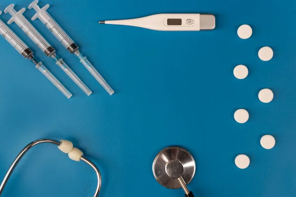 青い背景に外科用機器 電子温度計 医療用カプセル — ストック写真