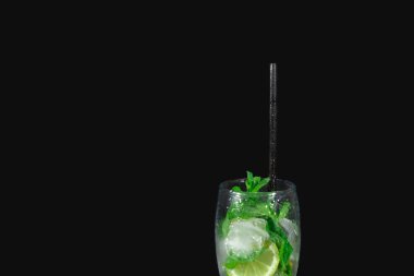Limonlu, limonlu ve naneli mojito kokteyli. Tazelik kokteyli. Lüks alkolik içkisi konsepti.