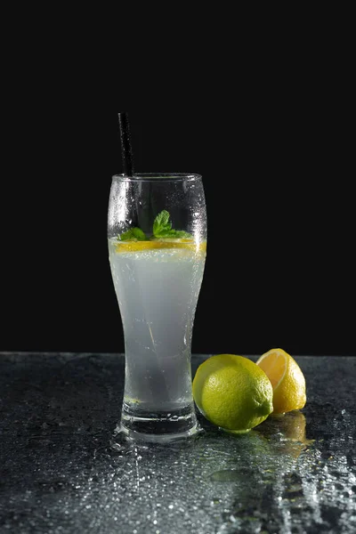 Mojito Cocktail Met Limoen Citroen Munt Een Glas Een Versheidscocktail — Stockfoto