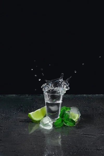 黒色の背景に石灰と塩でメキシコのテキーラ テキストの場所だ 贅沢なドリンクのコンセプト アルコール飲料 — ストック写真