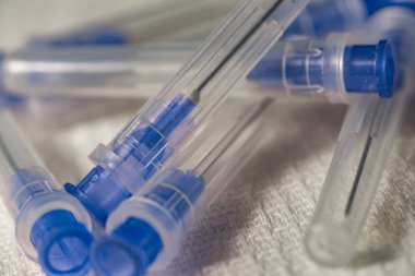 Tek kullanımlık plastik şırıngalardan kullanılmış iğneler..