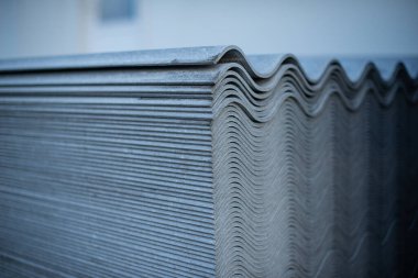 Yeni bir başlangıç. çatı kaplaması için asbest-çimento tabakaları.