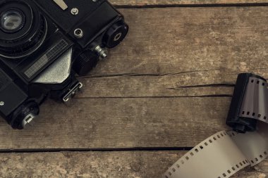 Ahşap bir arka planda geçmişe dönük kamera.