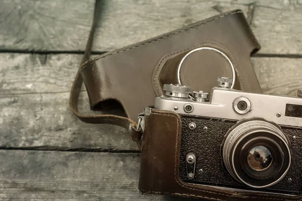 木制老式背景图上的复古相机 — 图库照片