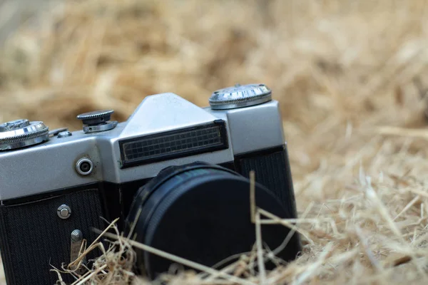 Retro Fotoausrüstung Auf Dem Hintergrund Von Heu Jahrgang — Stockfoto