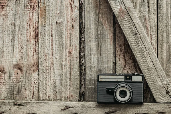 Retro Kamera Auf Einem Hölzernen Vintage Hintergrund — Stockfoto