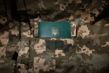 Piksel kamuflaj üniformalarının arka planında Ukrayna askeri kimliği var.