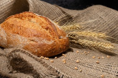 Ev yapımı bütün tahıl ekmeği karanlık bir arka plan üzerinde.