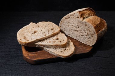 Kesme tahtasında dilimlenmiş ekmek. Tahıl ekmeği dilimleri.