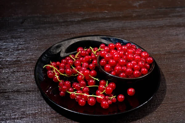 Red Currants Black Bowl Wooden Background Harvest Ripe Summer Berries — Foto Stock