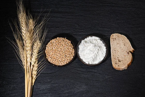 Шипи Зерна Пшениці Борошна Хліба Темному Фоні Концепція Виробництва Хліба — стокове фото