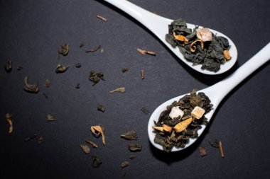 Meyvemsi yeşil çay, arkaplanda meyve dilimleri var.