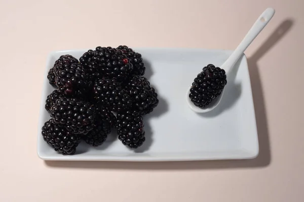 白盘上的成熟黑莓 背景浅 从上面看 — 图库照片
