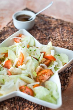 salatalık ve domates sebze salatası 