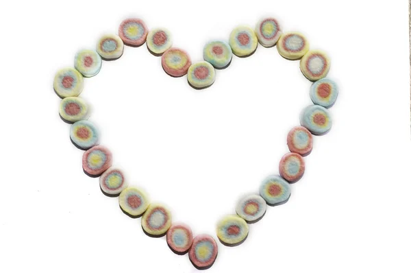 Σχήμα καρδιάς πλαίσιο γίνεται από marshmallow σε λευκό — Φωτογραφία Αρχείου