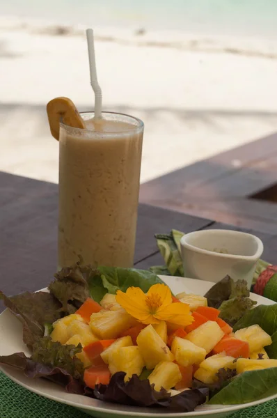Salada simples com cenoura e abacaxi — Fotografia de Stock