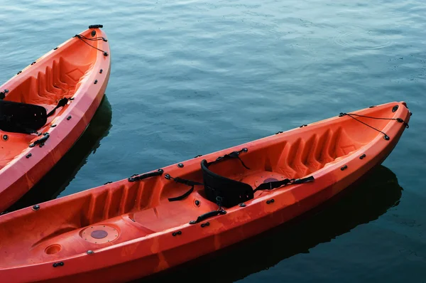 在黑暗的水面上的红皮划艇 — 图库照片