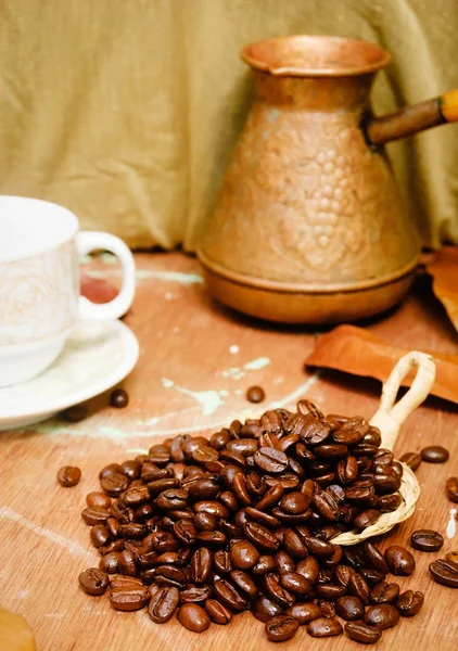 Kaffeebohnen auf dem Tisch mit Cezve — Stockfoto