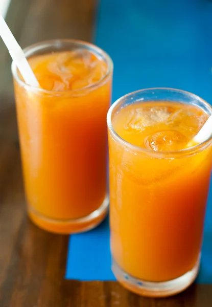 Limonada laranja com cubos de gelo — Fotografia de Stock