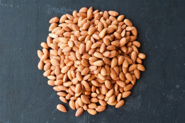 Masanın üzerine badem fındık