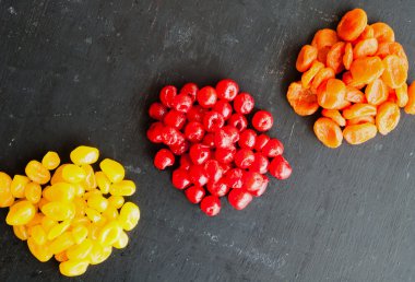 Siyah zemin üzerinde kurumuş meyveler 