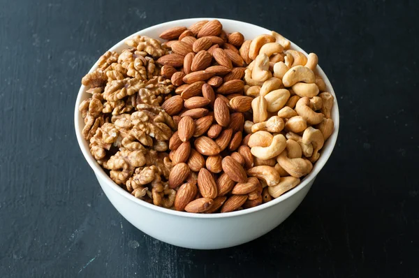 Různé typy ořechů v misce — Stock fotografie