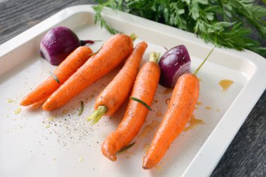 fırın tepsisindeki taze havuç