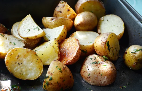 Gebackene junge Kartoffeln — Stockfoto