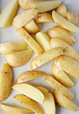 Çiğ patates dilimleri