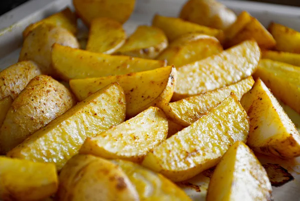 Cuñas de patata al horno. —  Fotos de Stock