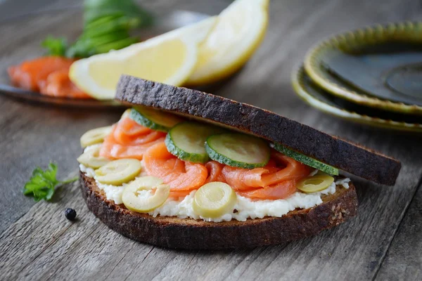 Сэндвич с копчёным лососем — стоковое фото