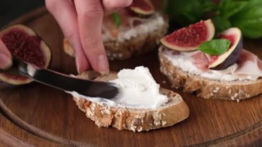 Bruschetta 'ya ricotta peyniri dök. İtalyan aperatifi ricotta bruschetta 'yı incir ve jambonla hazırlıyorum.