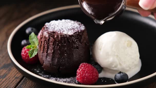 アイスクリームとチョコレートフォンダンケーキ バニラアイスにチョコレートソースをかける 高級デザート — ストック動画