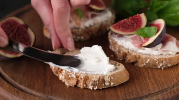 Rozsypać Ser Ricotta Bruschetcie Przygotowanie Włoskiej Przekąski Antipasti Ricotta Bruschetta — Wideo stockowe