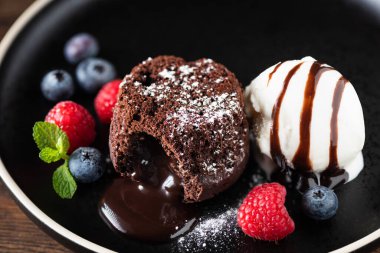 Dondurma kepçeli çikolatalı kek